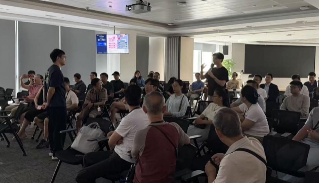 分會活動現場，一位與會者手持咪高峰發言，其他人圍坐聆聽